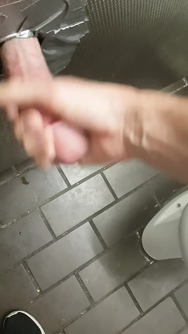 Cumshot at gloryhole in cologne TH deutz