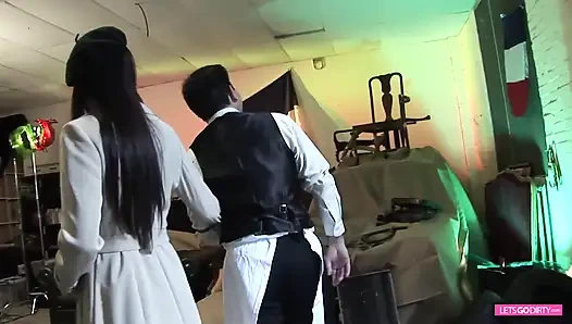 İki ateşli sürtük iki kaptan tarafından sikiliyor