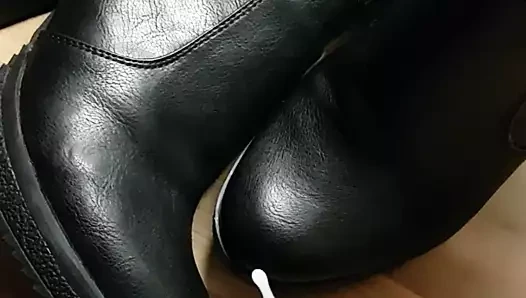 Ayak bileği çizme üzerinde boşalmak