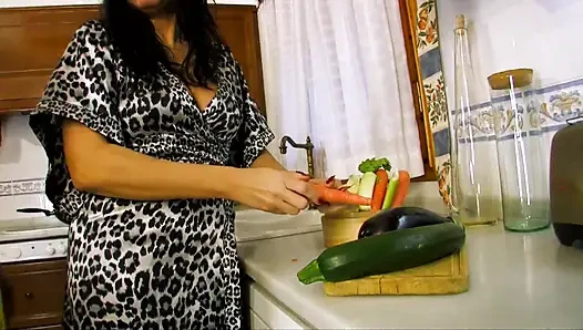 Mutfakta yemek mastürbasyonu ile gırtlağına kadar alıyor ve anal seks yapıyor
