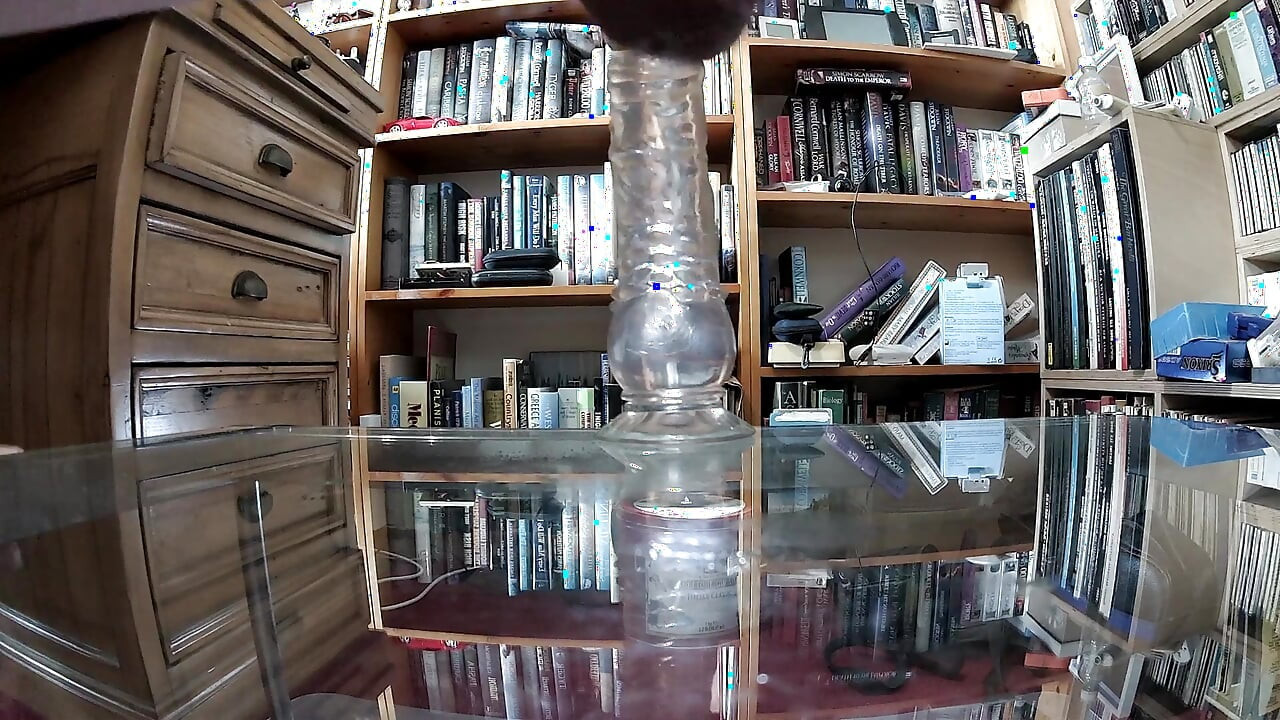 享受透明的鸡巴假阳具