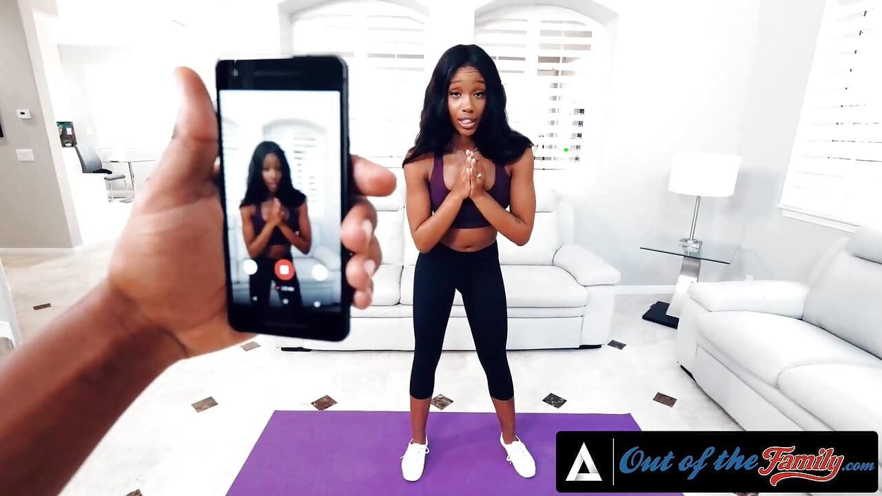 Ailenin dışında - muhteşem Lacey London yoga pantolonu yırtılma üvey erkek kardeşle bakış açısı gırtlağına kadar alıyor