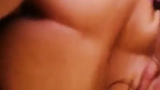 Venezuelalı esmer ilk porno videosunu çekiyor