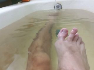 Pieść moje stopy i dużego penisa.