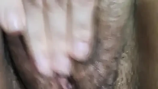 Islak amcığıma dokunuyorum