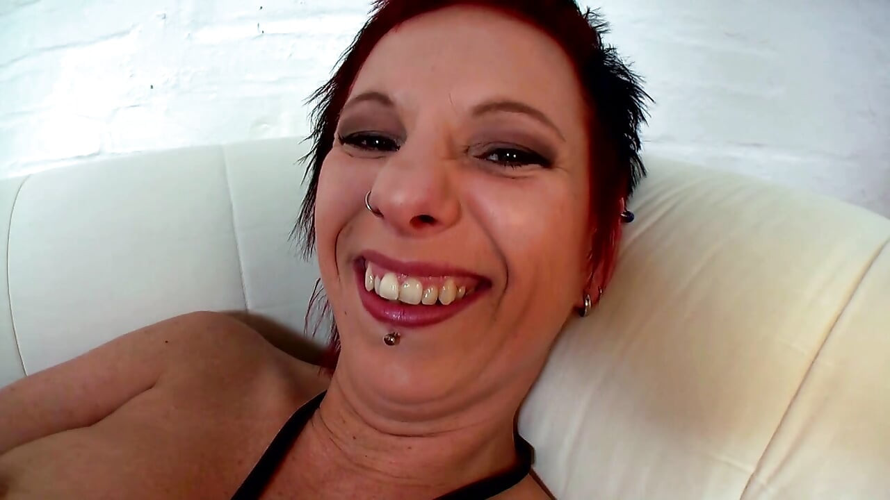 Morena brinca com sua buceta e com seus brinquedos sexuais