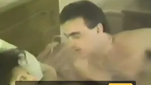 Bir esmer büyük bir yarağı domaltarak alıyor