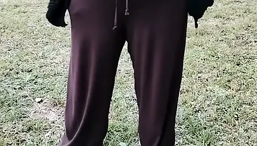 Üvey annem şeffaf bir tişörtle yürüyor.