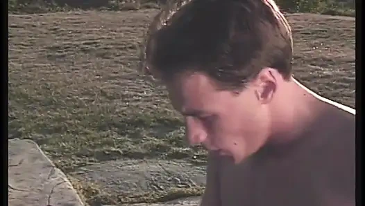 Mor mayolu bebek gibi kız havuz kenarında üçlü sikişiyor ve iki kadın bir erkek üçlü seks yapıyor