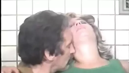 Des parents excités baisent dans la cuisine (vintage des années 1970)