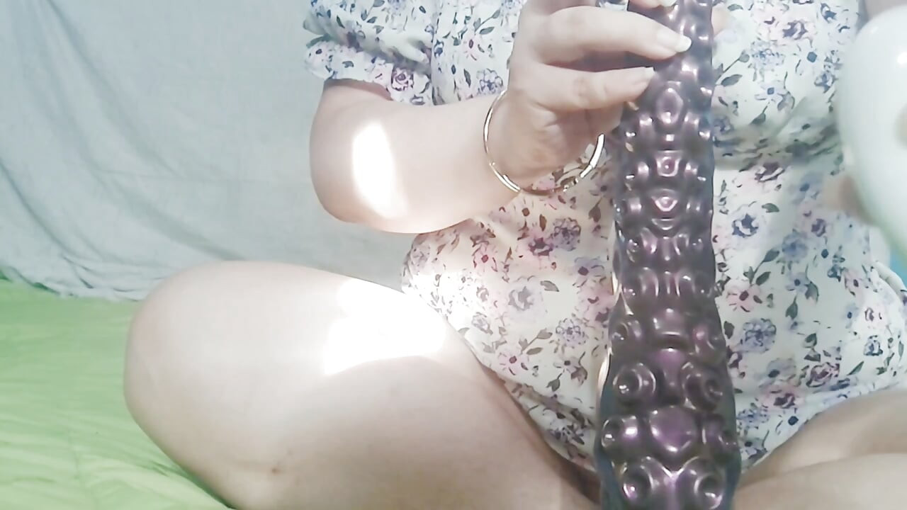 MILF vitregă matură caută pe cineva care să-i bage un penis uriaș în 1