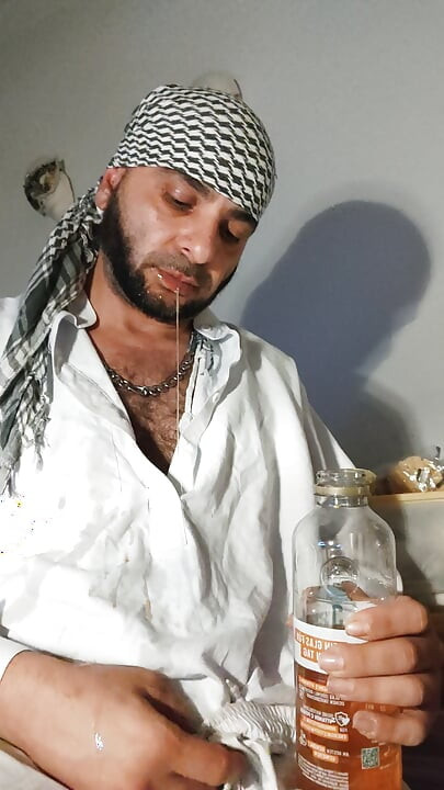 穿着阿富汗衣服的肮脏垃圾兄弟, 甲板袜子撒尿和喝尿