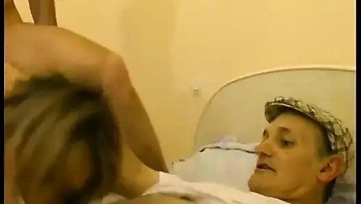 Хорошенькая жена предлагает дедушке перед своим мужем!