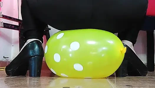 ShyyFxx трет и трет воздушные шарики ее задницей!