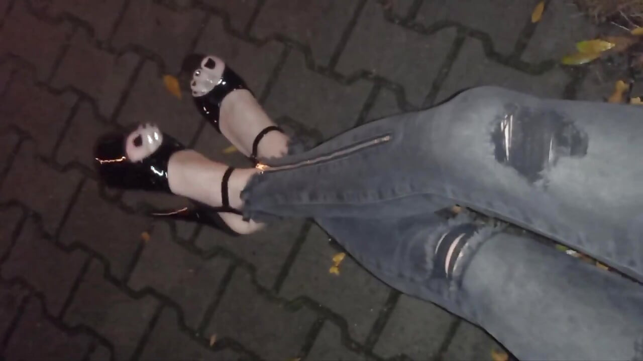 Crossdressing - Striptizeta u štiklama i uske traperice