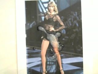 Taylor Swift hold 17