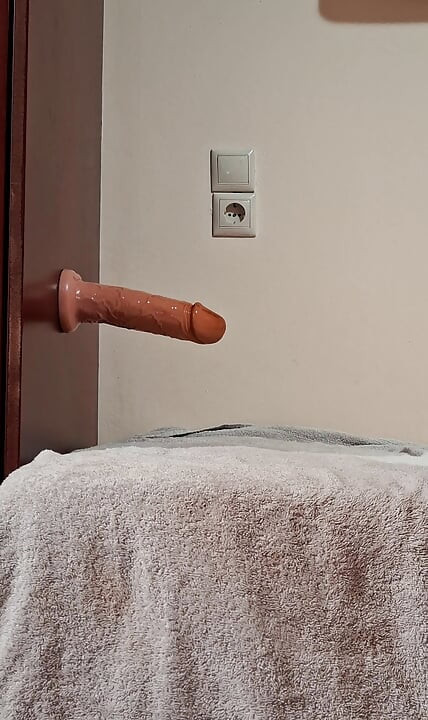Napaljen kao i uvijek u svom omiljenom položaju, miluje moje bradavice i spreman za spermu...