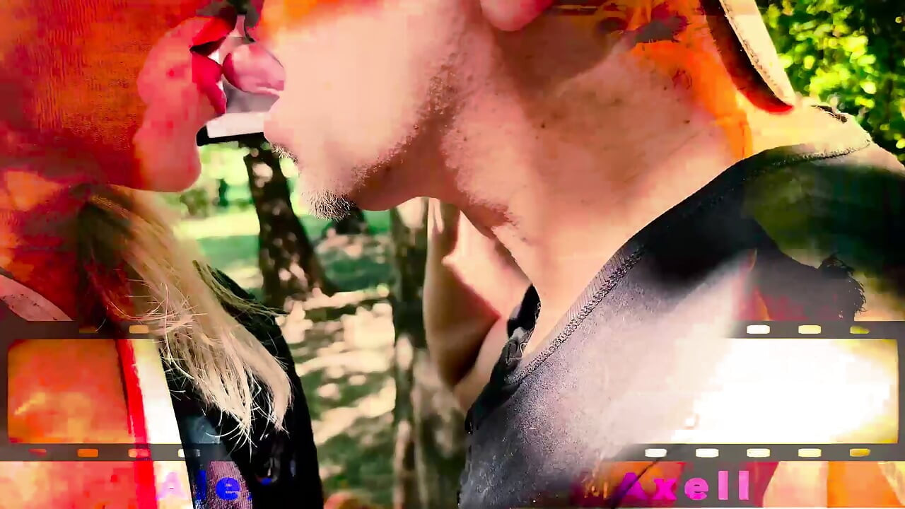 Axell Fox, MILF blonde française se fait draguer en public. Léchage de cul, pisse sur salope. Sexe en plein air. Baiser gratuit dans la rue. Culotte dehors.