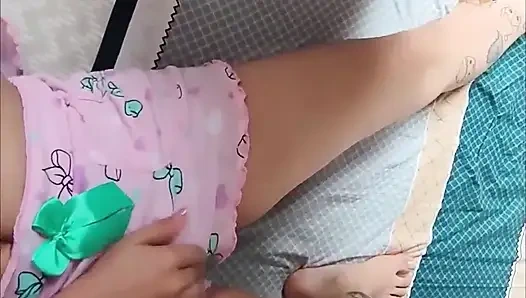 Üvey kız pijamalarıyla beni baştan çıkarıyor ve sonunda ona her yerinden dokunuyorum