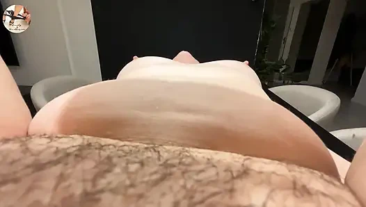 Ateşli evli kadının amının yendiği ve yaıldığı ve fışkırtarak orgazm olmak için parmakla sikildiği bakış açısı!