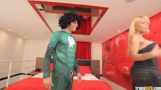 Super ramon fode a bunda de um travesti em Dany Barony