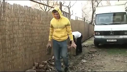 Ateşli genç kız amcık sikişi için iki adama katılıyor