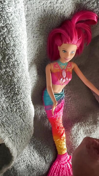 Svršavanje na Barbie Sirena lutku