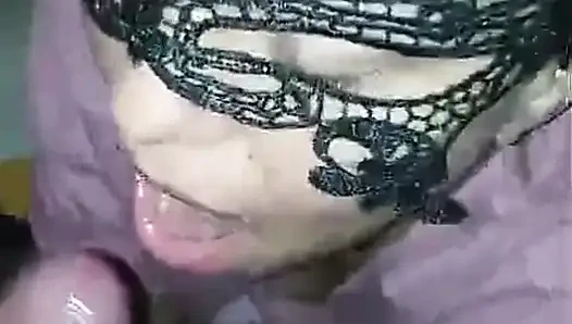 Baskın bir bakış açısı oral seks ve ağzına boşalma ve yutma. Onun yarağını emmeyi seviyorum! Ağzıma boşalması hoşuma gidiyor!