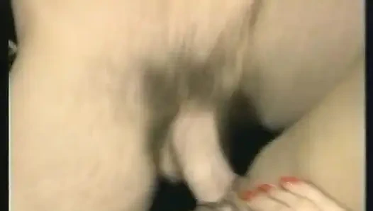 Sıska kaltak iki sikiş deliğini büyük yarak darbeleri ile parçalatıyor