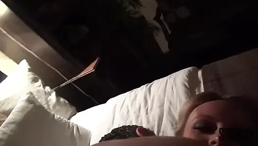 Büyük yaraklı İngiliz efsanevi porno yıldızı Stormy Daniels'ı büyük yüze boşalmaya kadar sikiyor