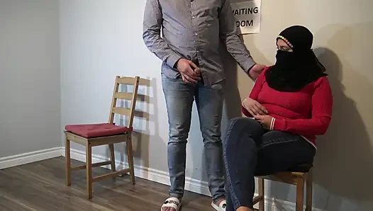 Sadakatsiz Müslüman kadın umumi bekleme odasında ona teşhir ettikten sonra büyük yarağıma karşı koyamadı.