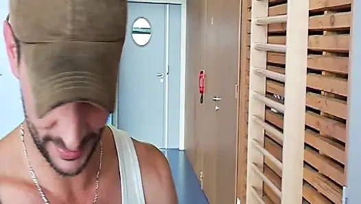 Fransız genç kızın götü spor salonunda antrenörü tarafından sikiliyor