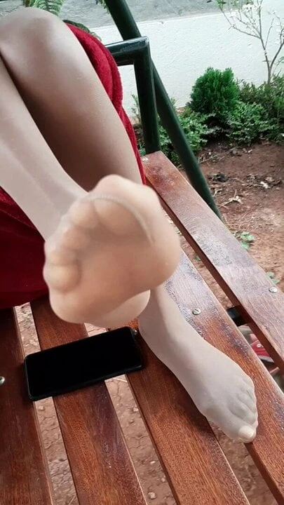 Outdoor with my shiny Nylons