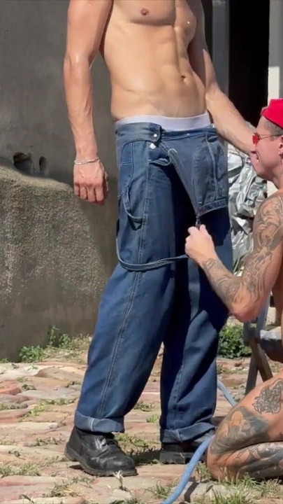 性感的园丁在秋千上用他的大鸡巴操了一个twyk，并来了好几次 |剪辑 1