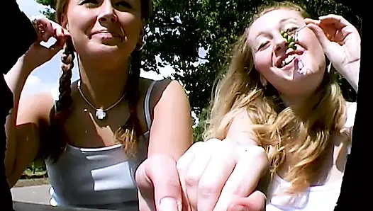 Лесбийский секс на свежем воздухе с секс-игрушками