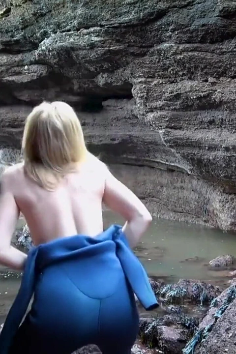 Wetsuit joi & Rubber rubdown在海边