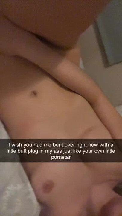 Секси блондинка търка клитора си в Snapchat