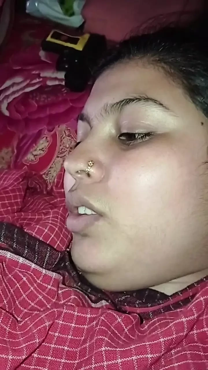 Navvivahit jore ki pyari dekhbhal karne vali pati patni pyar karti hai