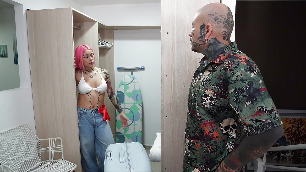 Ajut la vindecarea despărțirii prietenei mele cu o femeie lesbiană foarte sexy