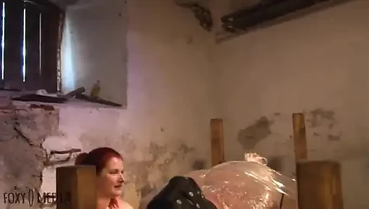 Völlig in Folie Eingewickelt. Facesitting Und Penis Spielereien.