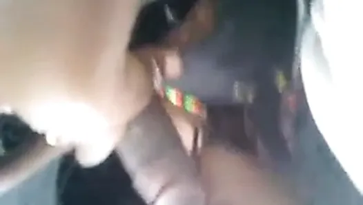 Une jeune antillaise suce son mec en voiture