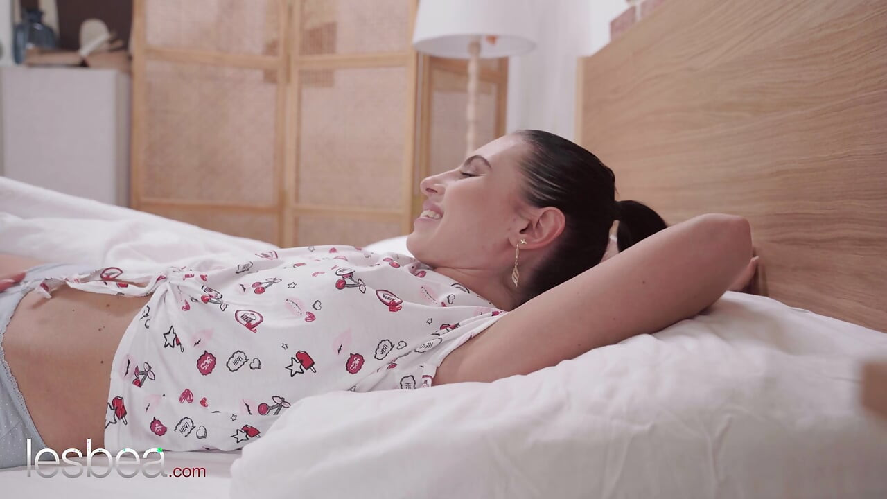 Lesbea oops nhầm giường! Arian Joy và Lilly Bella âm hộ thân mật liếm và cắt kéo cực khoái
