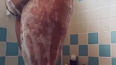 Baculatá bílá ex-přítelkyně s přírodními kozami se sprchuje