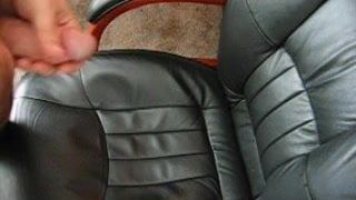 Masturbation im Stehen mit Sperma auf dem ganzen Stuhl