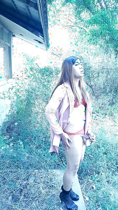 I came across an abandoned house and went inside to investigate.