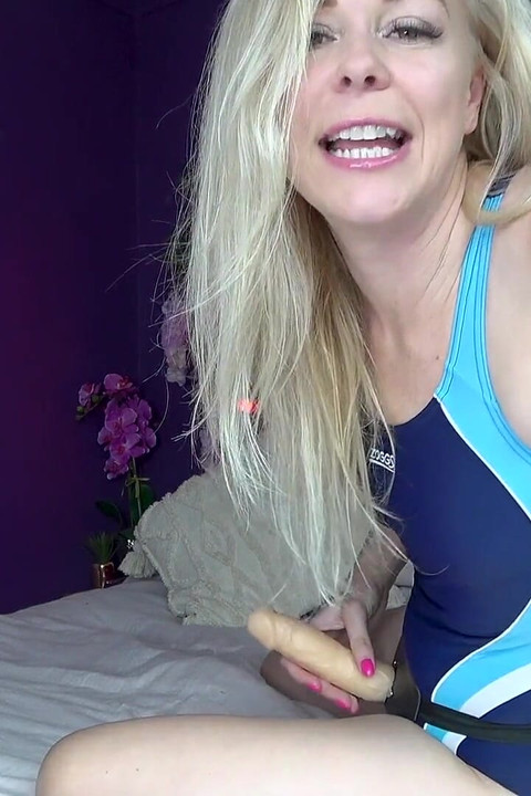 Sissy kupaća drolja se saginje i jebe se