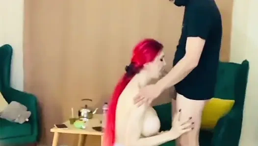 Suamiku kesal banget pas dia pamer tubuhku sama teman-temannya