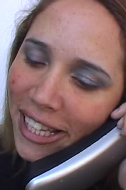 تبول الفتيات المتطرفة وابتلاع