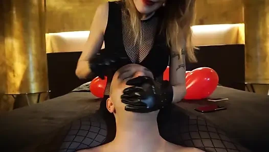 Cewek femdom dengan sarung tangan mulai menghukum budaknya yang malang