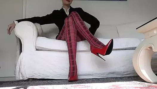 Шоу ног с красными колготками и экстремальными каблуками